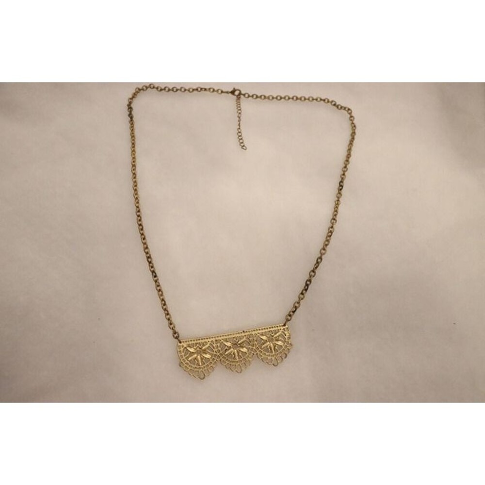 Lace Scallop gold tone flower pattern necklace, vintage style unique party jewel